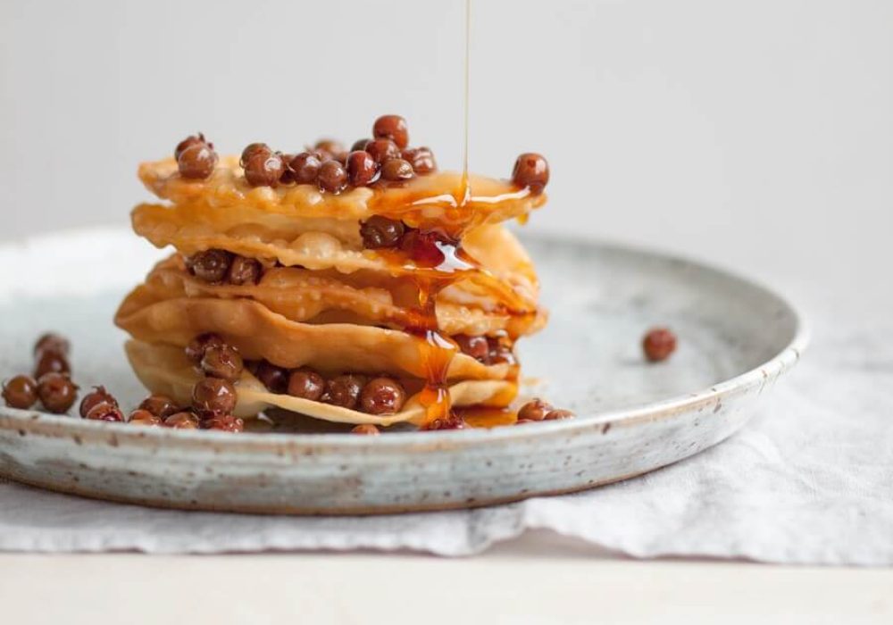 Hojaldre de sopaipillas, murtillas y miel de ulmo