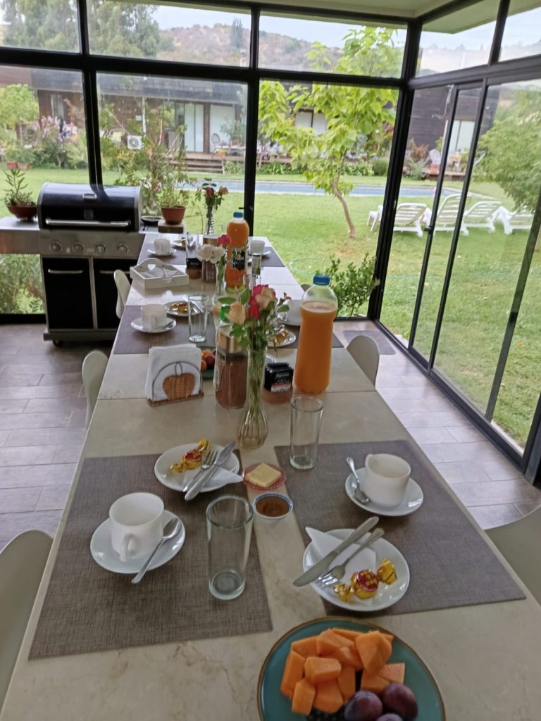 Desayuno casero ofrecido en Casa Maqui