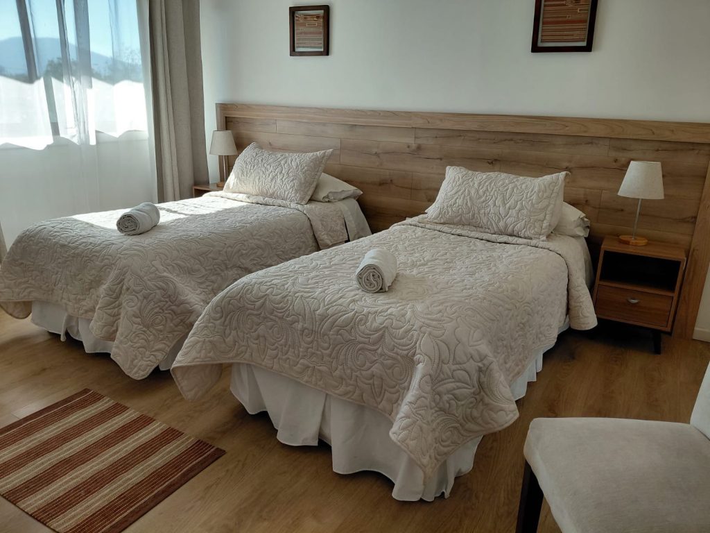 Habitación doble con camas individuales en Casa Parral Hostal